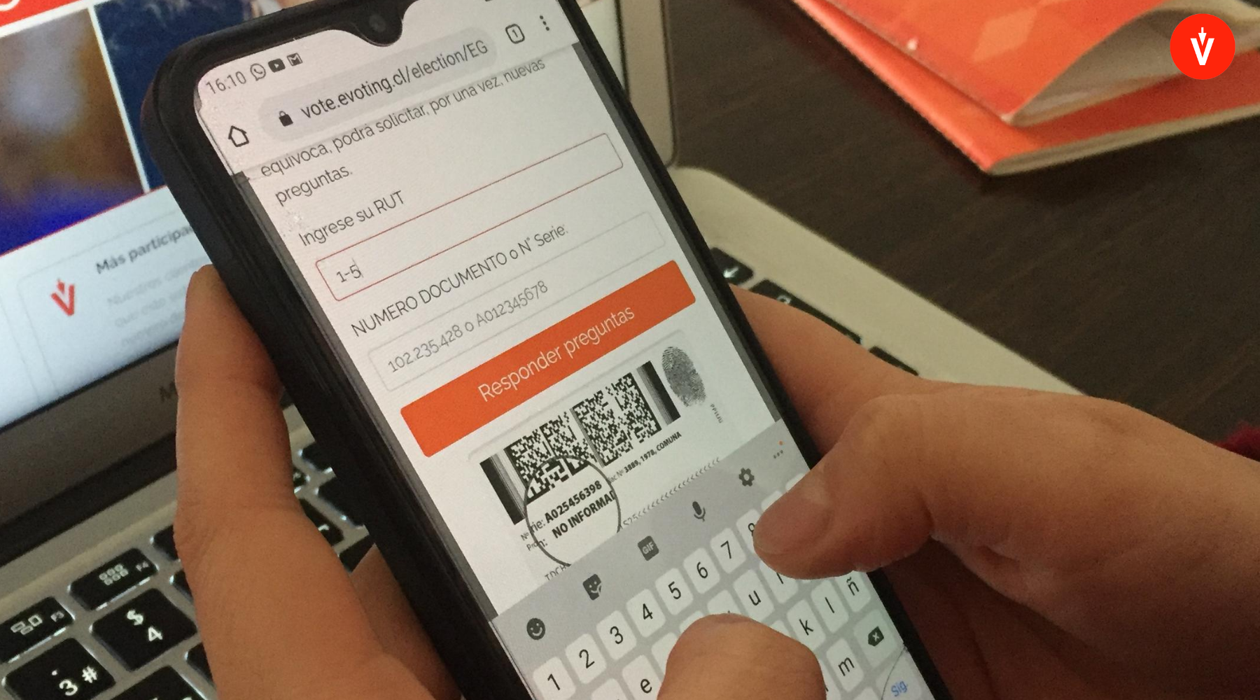 Teléfono celular que muestra plataforma de votación electrónica de EVoting